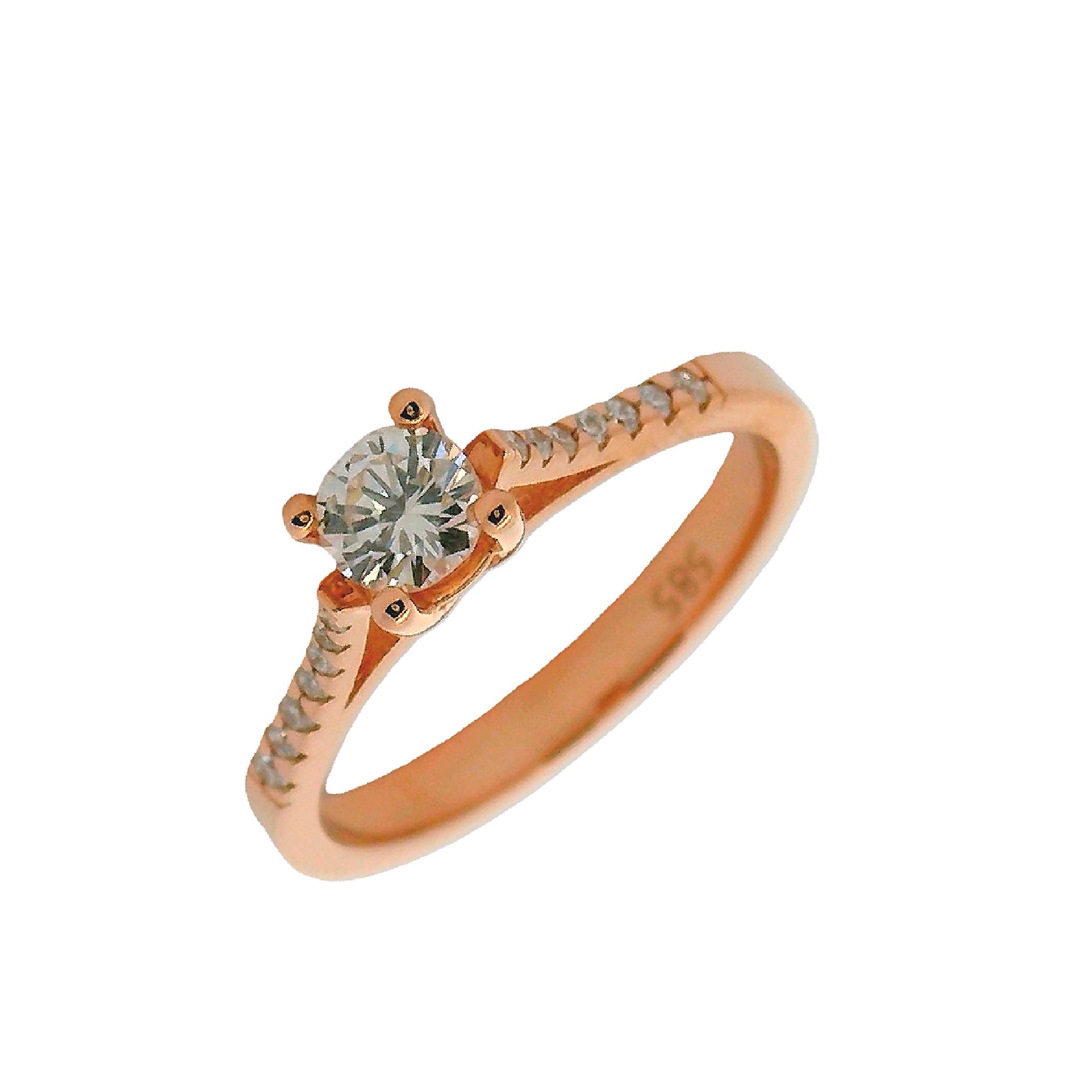 Deze ring van Louis Bros is vervaardigd uit 14 karaat roségoud (2.52 gr.) en is gezet met en 15 briljant geslepen diamanten met een totaalgewicht van 0.34ct. De ring heeft een diameter van 4.7 mm, minimale breedte van 2 mm. en een hoogte van 6.5 mm. Deze betoverende roségouden solitaire ring is een ware blikvanger. Het glinsterende steentje in het midden wordt omringd door delicate steentjes aan de zijkanten, waardoor de ring een extra sprankeling krijgt. Het roségoud geeft de ring een romantische en elegante uitstraling. Een perfecte keuze om de liefde en schoonheid te vieren. Laat deze ring stralen aan de hand van degene die hem draagt en laat de wereld zien hoe speciaal ze is.
De ring is verkrijgbaar in meerdere afmetingen.

Verkrijgbaar vanaf 0.15crt .
Leverbare goudkleuren: 14/18kts geelgoud, 14/18kts witgoud, 14/18kts roségoud en alle bicolor combinaties.